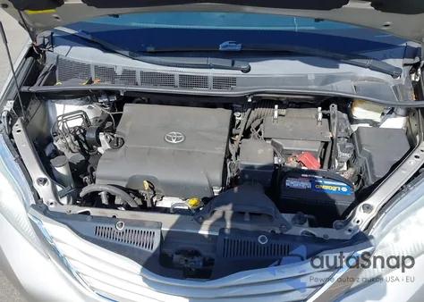 2016 Toyota Sienna Le 8 Passenger z USA, uszkodzony, nr VIN 5TDKK3DC3GS735927